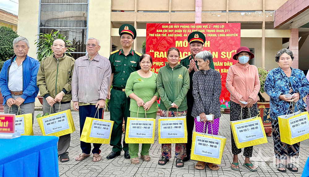 Ban chỉ huy Phòng thủ khu vực 2 - Phú Lợi hỗ trợ rau xanh cho nhân dân